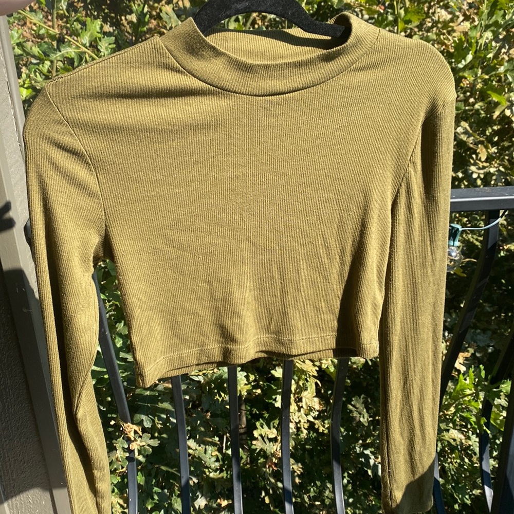 BP. Small Green Turtleneck